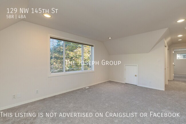 Building Photo - Beautiful 5 bed 3.5 bath in Seattle's Broa...