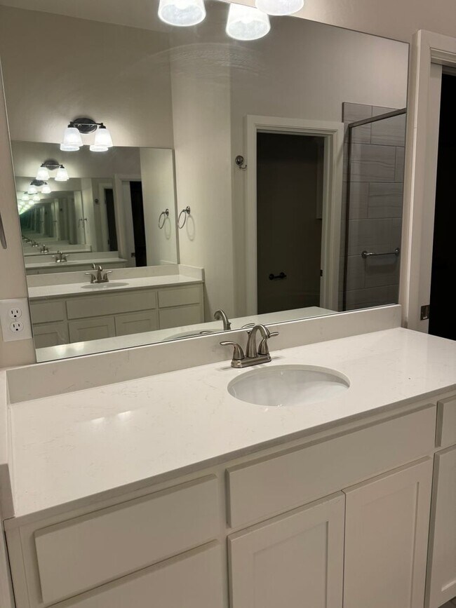 Building Photo - 3 Bed 2 bath with an office in The Enclave