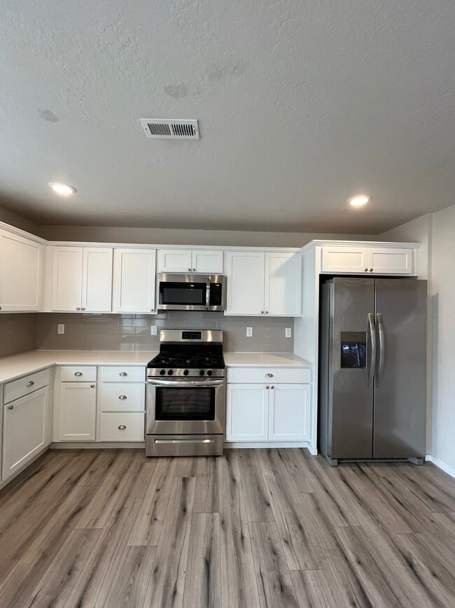 Building Photo - 4501 W Bedford Ave