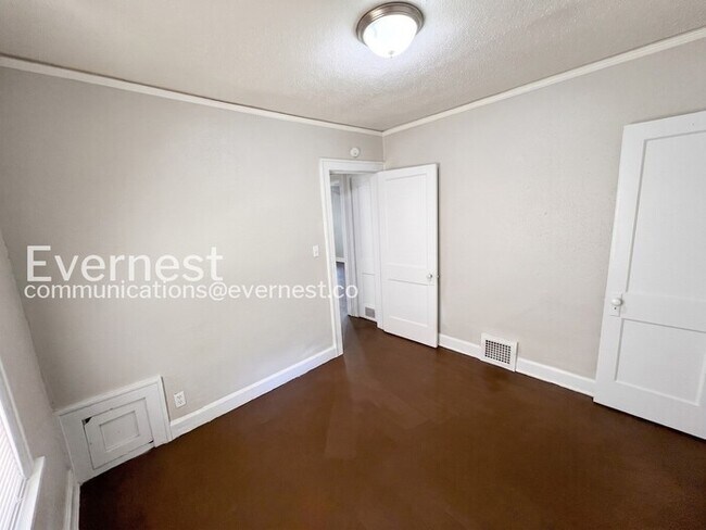 Building Photo - 3 Bed/1 Bath Home with Fenced Yard / Pet-Friendly / Vouchers Accepted / Coming Soon!