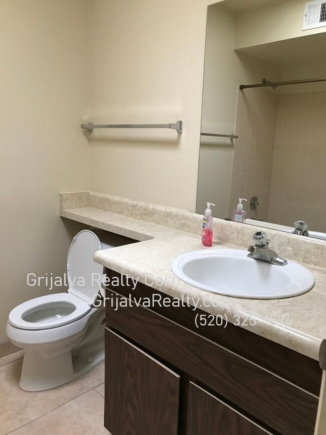 Building Photo - Beautiful 3 Bedroom, 2 Bath Eastside House (Escalante/Camino Seco)