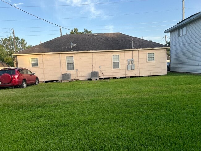 Building Photo - Charming 2BR Duplex in La Porte
