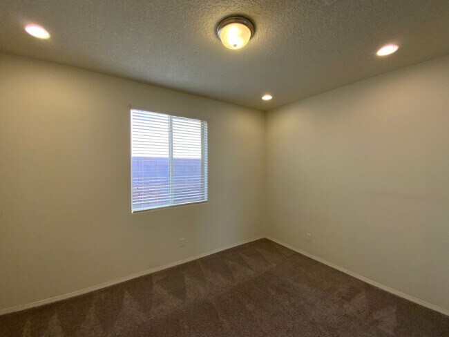 Building Photo - Beautiful 3 Bedroom Plus Office Recent Con...