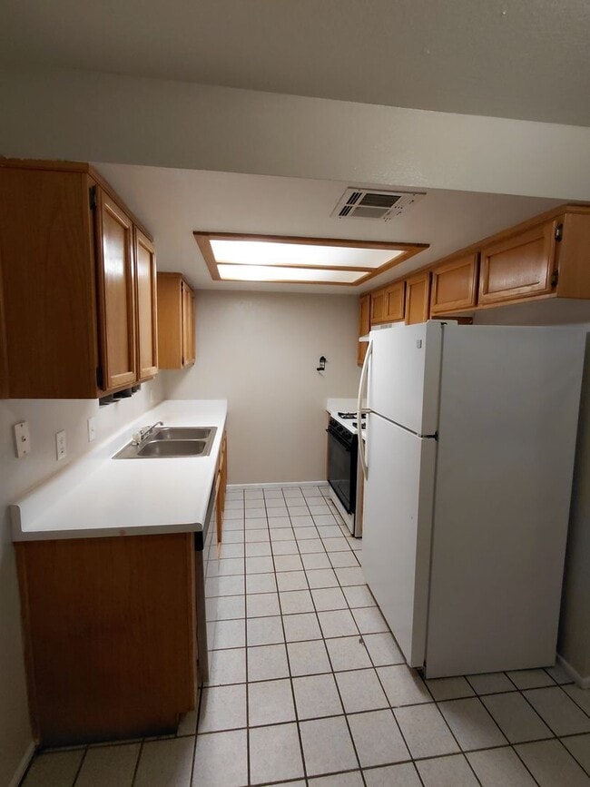 Building Photo - Move-In Ready 2-Story Apartment for Rent!