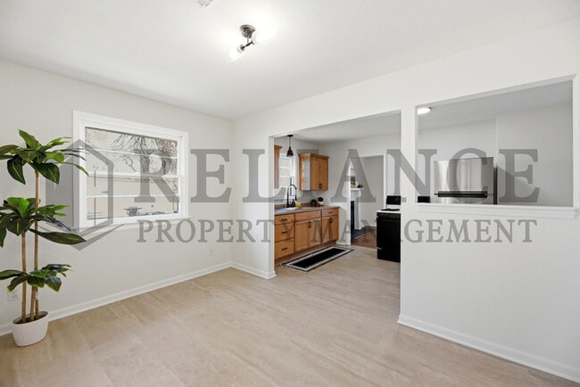 Building Photo - 941 W Hazel St