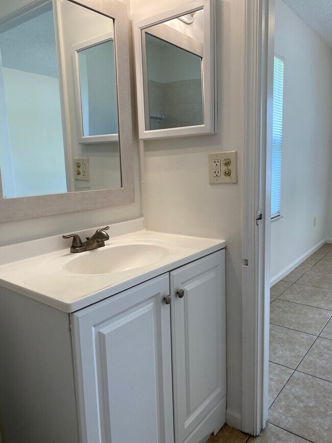 Building Photo - 1098 Crassula Ct