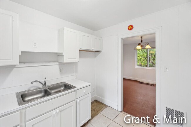 Building Photo - $1250 3 bedroom bungalow