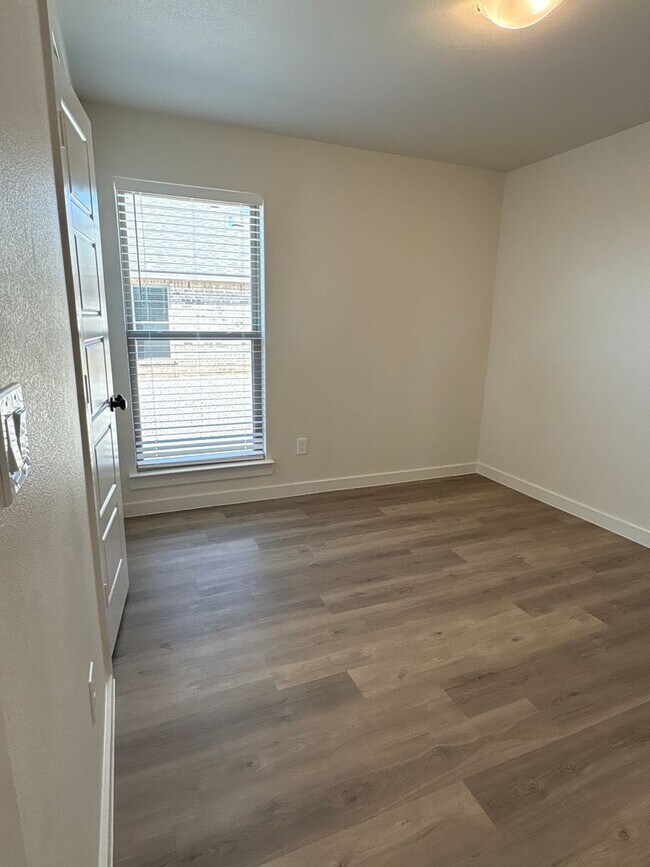 Building Photo - Space, Space and more Space! This ones for you!