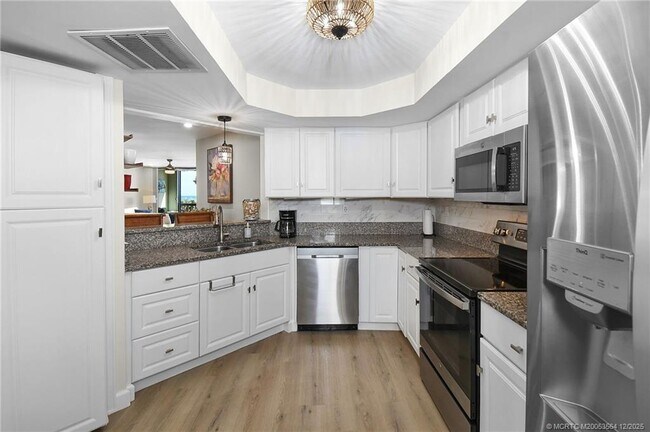 Building Photo - 9500 S Ocean Dr