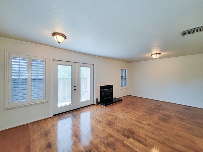 Building Photo - 418 Garland Dr