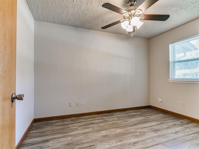 Building Photo - 212 S Mercedes Dr
