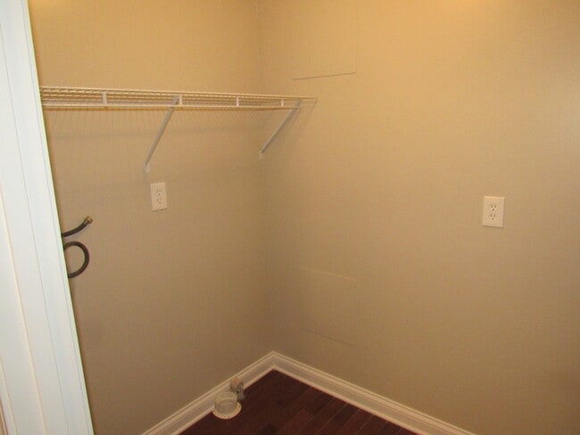 Building Photo - 4 Bedroom, 3 Bath Basement Ranch with Coun...