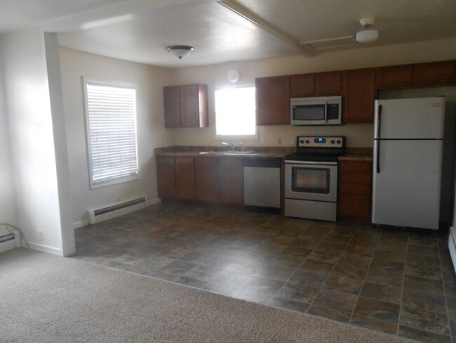 Building Photo - 2 Bed 1 Bath Apartment Near Lincoln Park