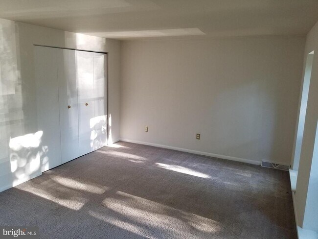 Building Photo - 1161 Putnam Blvd