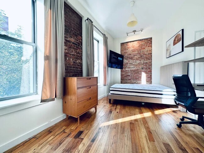 Building Photo - Furnished room/NOT APARTMENT