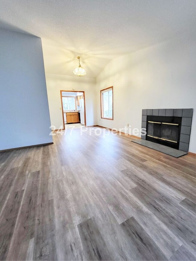 Building Photo - Updated 3BD | 2BA Home with Garage & Large Deck - Hillsboro