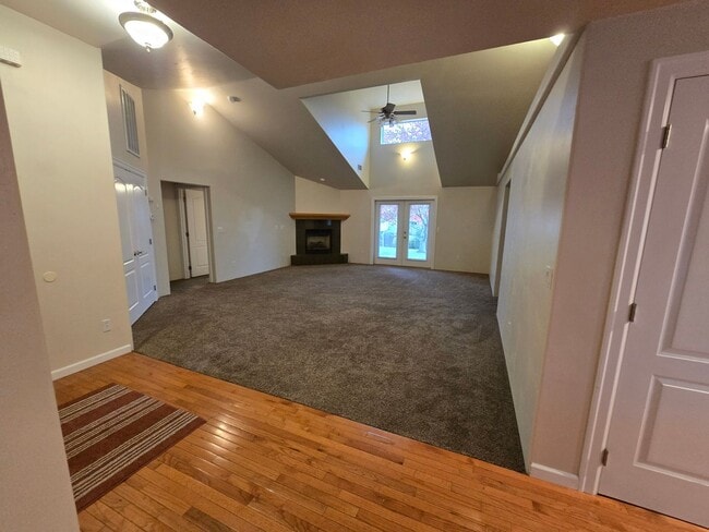 Building Photo - 3 bed 2 bath  Home for Rent in Grants Pass