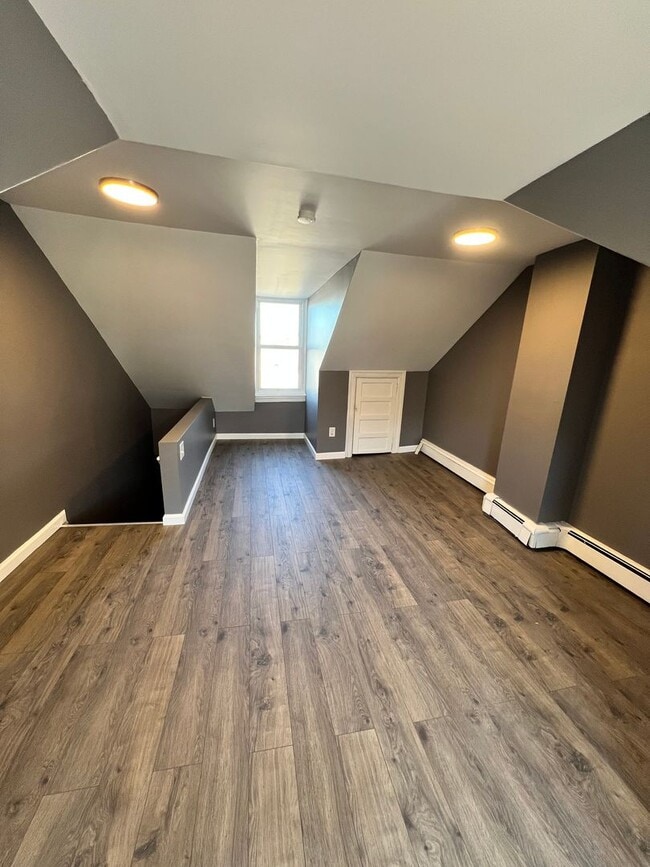 Building Photo - Fully Renovated 3 Bedroom 1 Bath Home Available