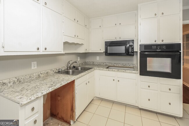 Building Photo - 3103 Skyland Dr