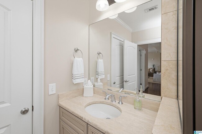 Building Photo - 2600 Highland Ave