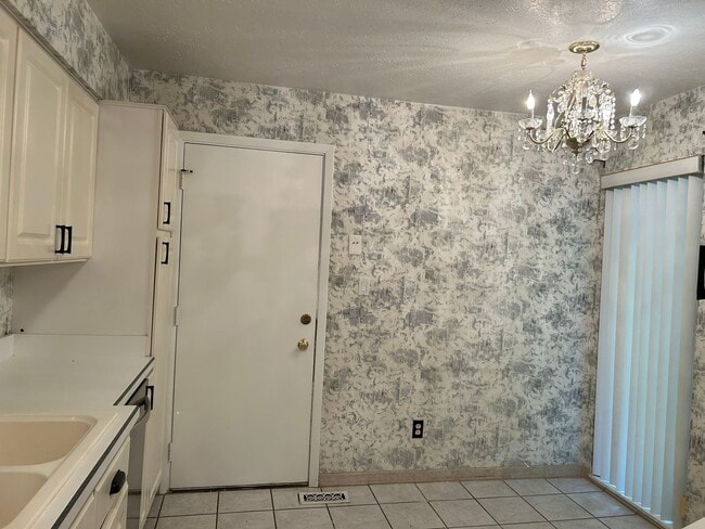 Building Photo - 3 Bedroom Condo with Full Finished Basement for Rent