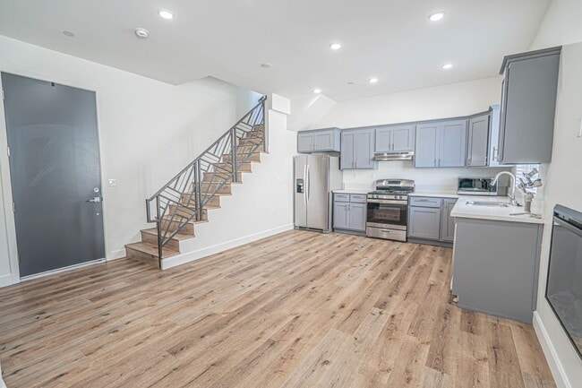 Building Photo - Beautiful 1-Bedroom Condo with an Office Space in Sherman Oaks!