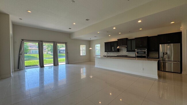 Building Photo - Beautiful 4B/3B with Bonus Office Space Fo...