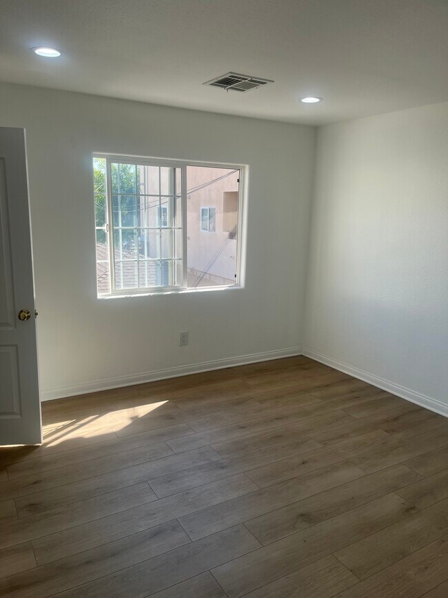 Building Photo - 12627 Oxnard St