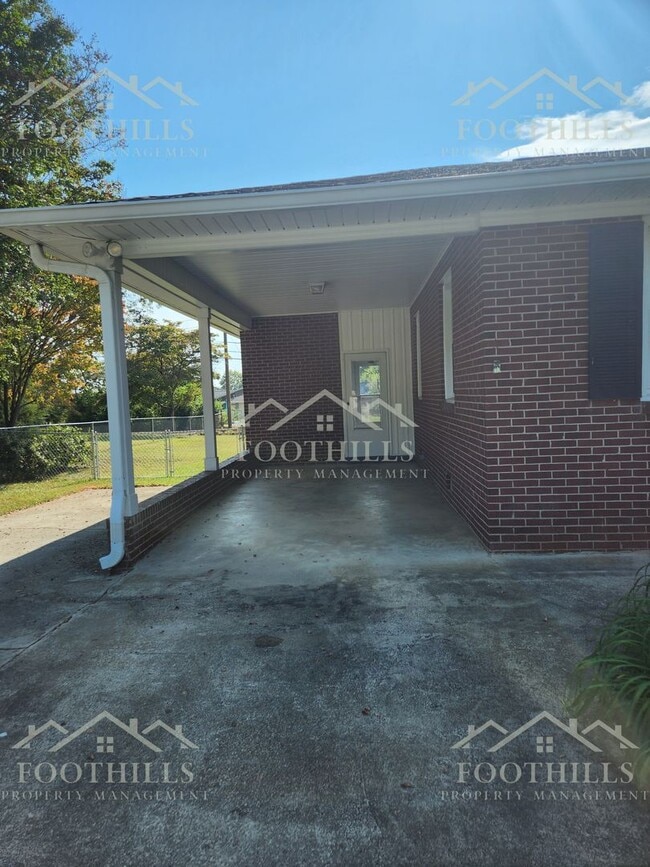 Building Photo - Freshly Renovated 3-Bed Home with Modern C...
