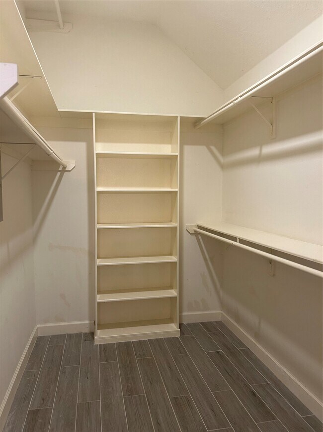 Building Photo - 18419 Autumn Park Dr