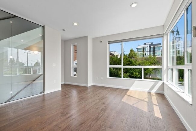 Building Photo - Trendy West Seattle Townhome w/Air Conditi...