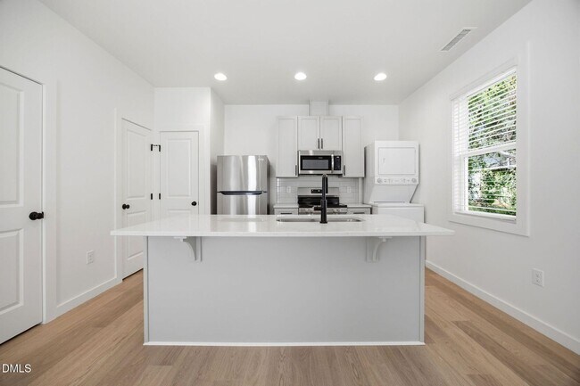 Building Photo - 2815 Wilcox Pl
