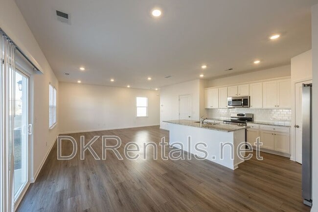 Building Photo - 724 Warm Rays Wy