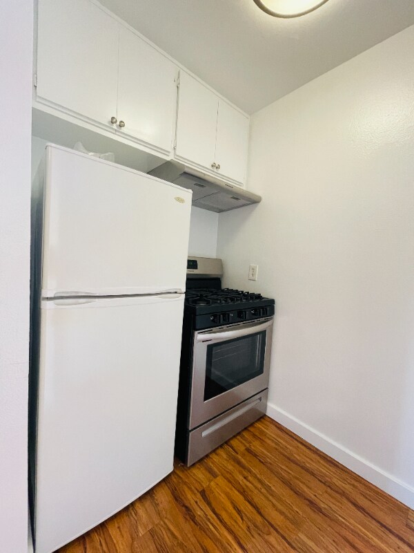 Building Photo - 7044 Hawthorn Ave