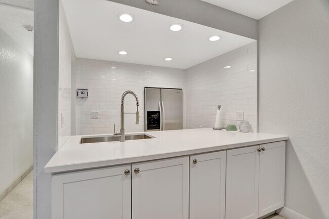 Building Photo - 1069 Hillsboro Mile