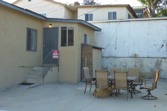 shared courtyard - 2265 Ewing St