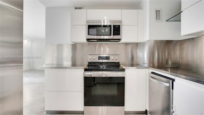 Building Photo - 5838 Collins Ave