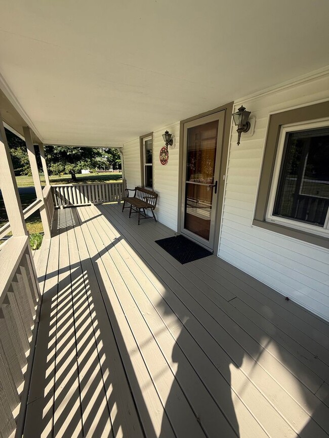 Building Photo - 3 Bedroom House With Large Yard and 2 Bath...