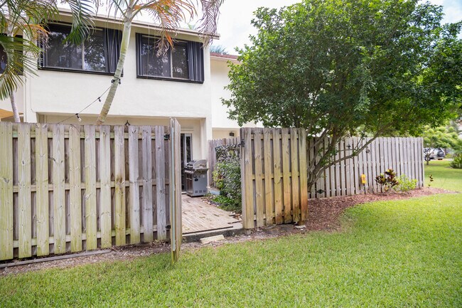 Building Photo - 303 City View Dr