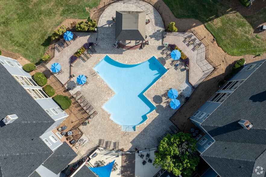 Pool - Windsor Landing Apartments