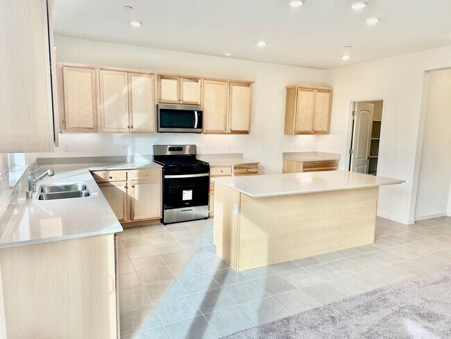 Building Photo - Lovely 4/2 Near Clovis East