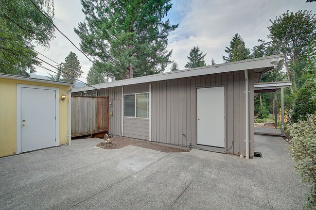 Building Photo - 2Bd/1Ba Issaquah Duplex