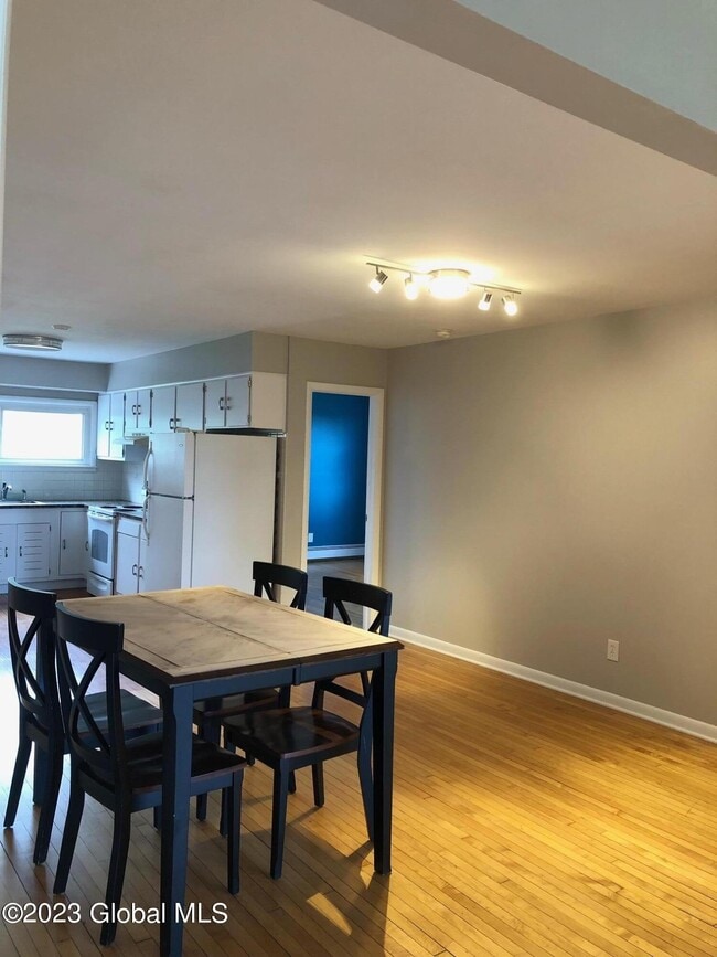 Building Photo - 121 Maple Ave