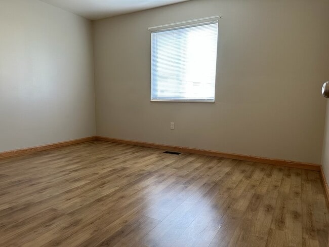 Building Photo - 2275 N Cable Rd