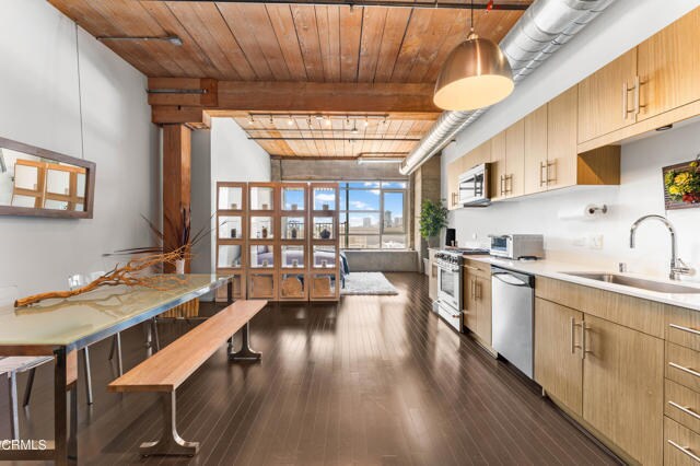 Building Photo - 530 S Hewitt St