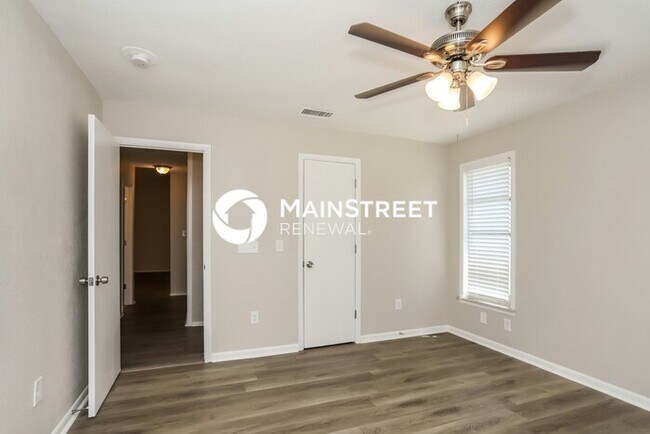 Building Photo - 3 Bedroom Pet-Friendly Home in ENGLEWOOD, FL with Main Street Renewal