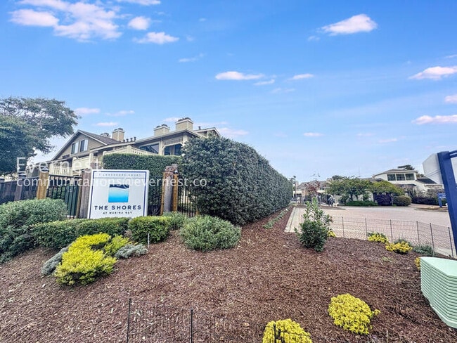 Building Photo - 12 Lakeshore Ct