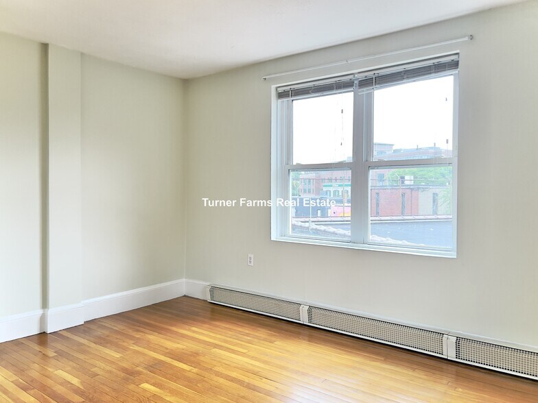Building Photo - 402A Highland Ave