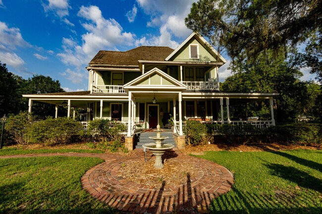 Building Photo - 205 SE 7th St