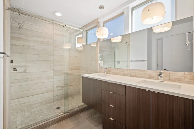 Building Photo - Impeccable Greenwood Townhome with Air Con...